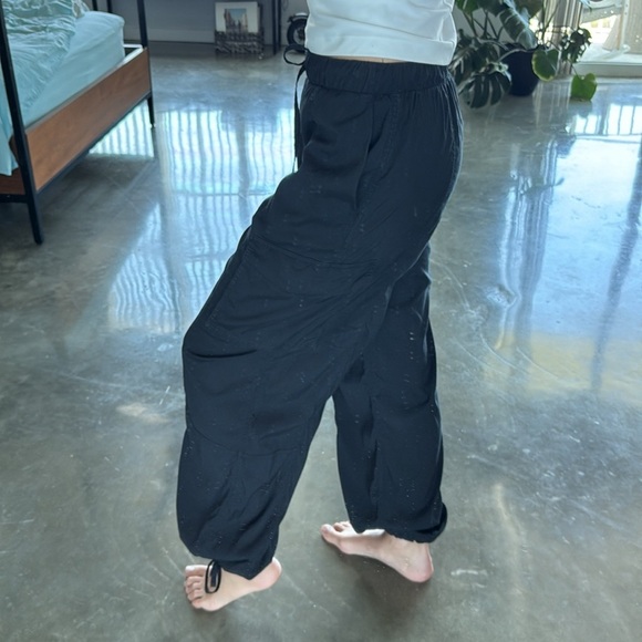 Lululemon Lightweight Adjustable Mid-Rise Cargo Pant - Picture 12 of 13